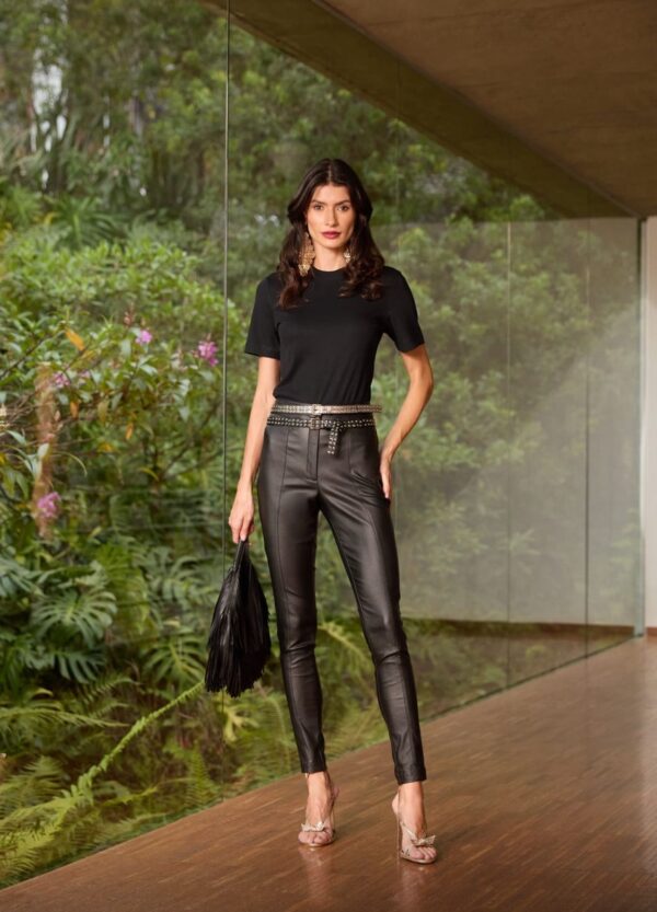 Calça skinny resinada